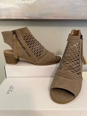 Diba Taupe Gray Ankle Peep Toe Booties Sandals 2" Block Heel Faux Leather Sz 7.5